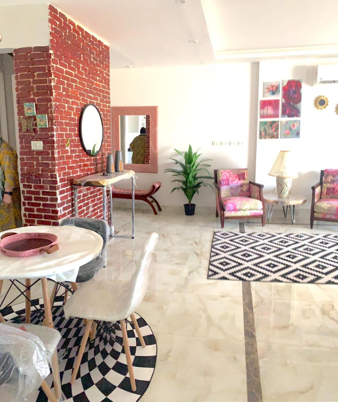 Apartment Azad Compound - Opposite To The Auc And Midtown Mall - New